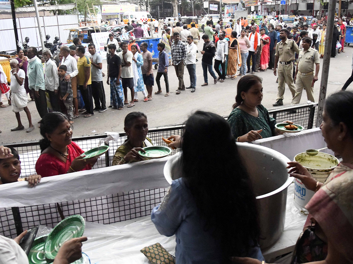 Everything is ready for the distribution of fish prasadam photos9
