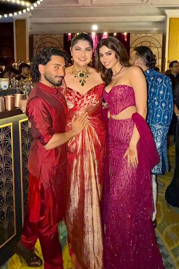 Film stars Add glamour to Boney Kapoor Daughter wedding Reception Photos12