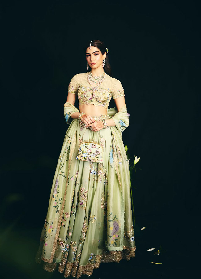 Khushi Kapoor Stuns in a Stylish Outfit at Her Sister Wedding12