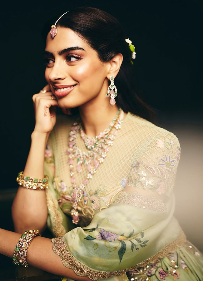 Khushi Kapoor Stuns in a Stylish Outfit at Her Sister Wedding4