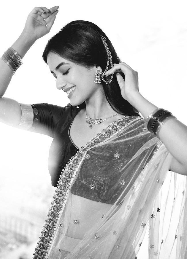 Photos: Bhagyashri Borse Looks Gorgeous in a Half Saree6