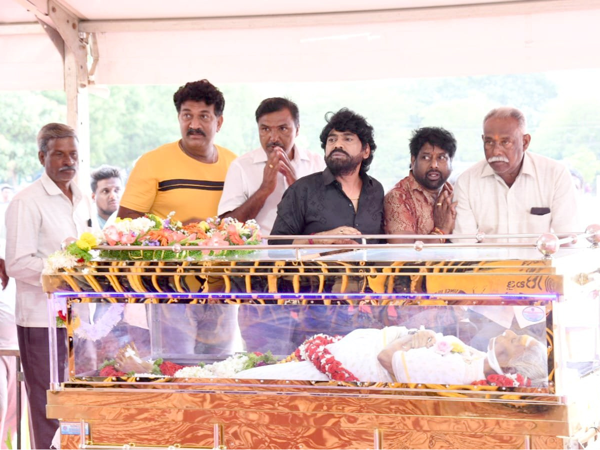 Fans thronged Mysuru to pay Their last Respects To legendary singer Janaki Photos3