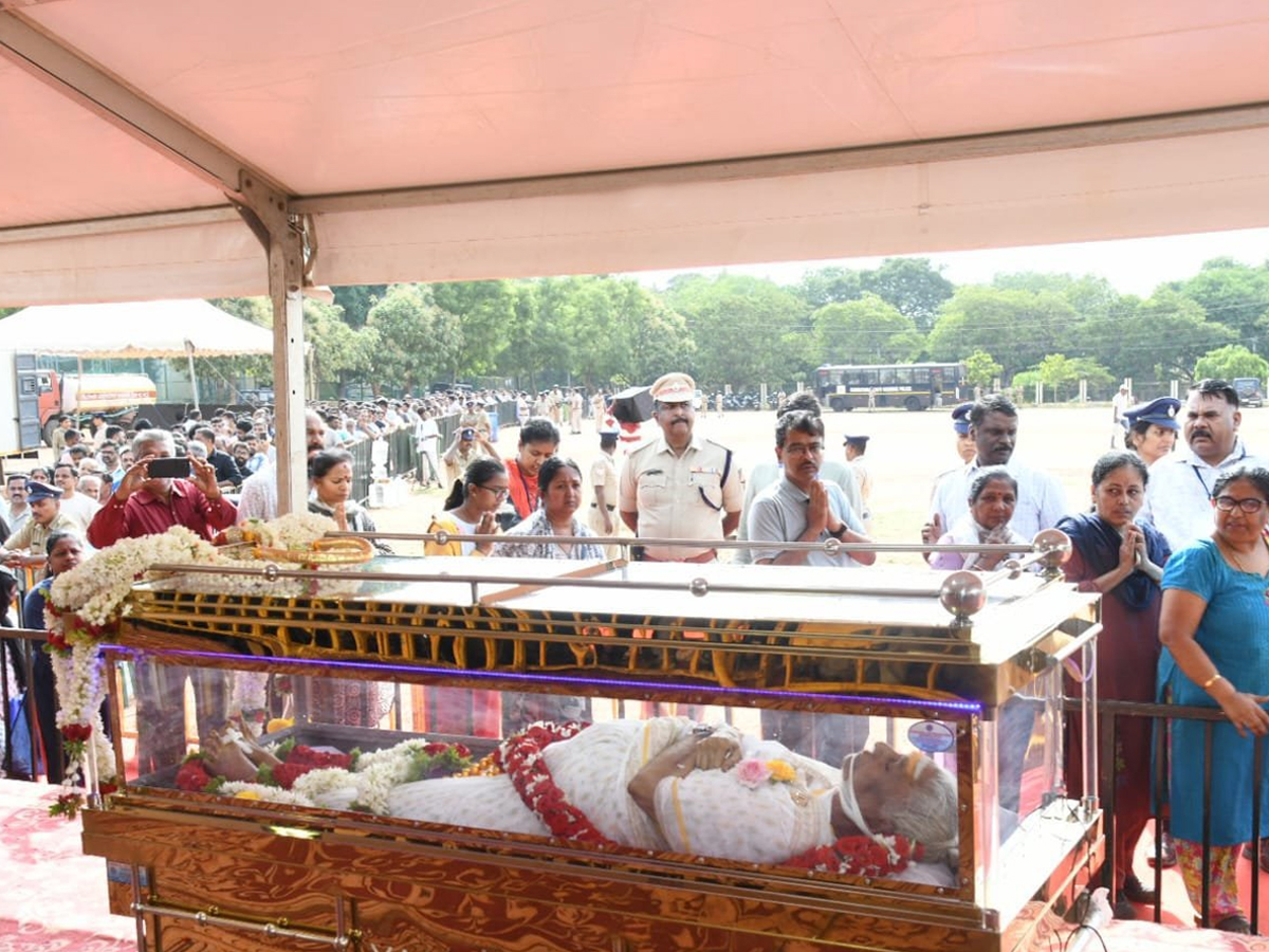 Fans thronged Mysuru to pay Their last Respects To legendary singer Janaki Photos4