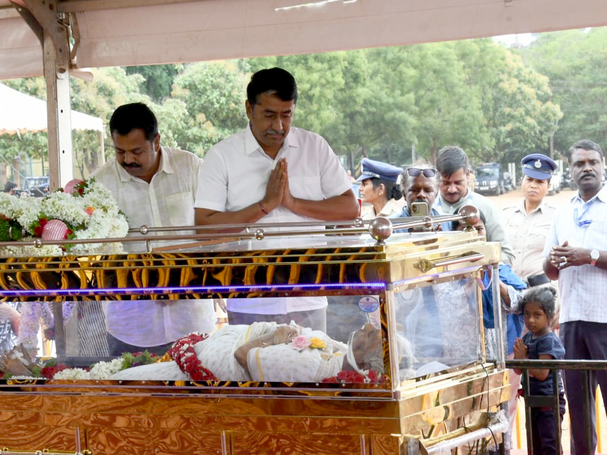 Fans thronged Mysuru to pay Their last Respects To legendary singer Janaki Photos5