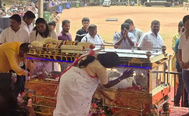 Fans thronged Mysuru to pay Their last Respects To legendary singer Janaki Photos7