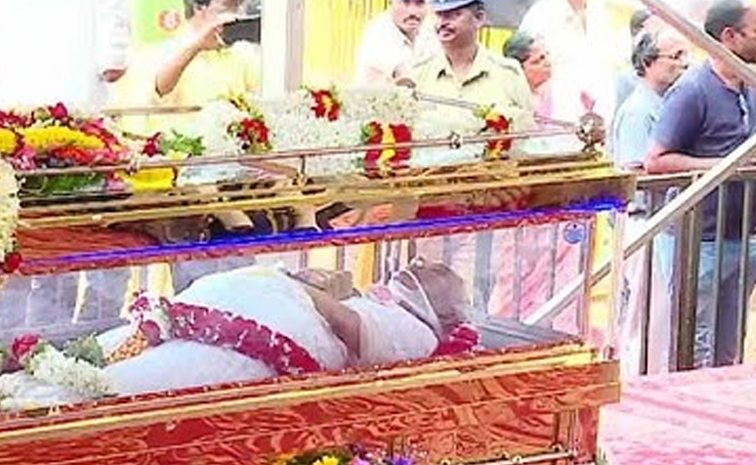 Fans thronged Mysuru to pay Their last Respects To legendary singer Janaki Photos8