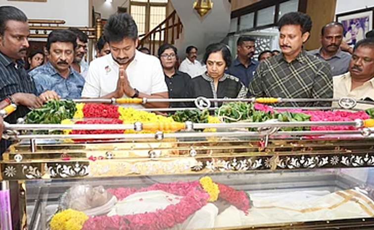 Fans thronged Mysuru to pay Their last Respects To legendary singer Janaki Photos2