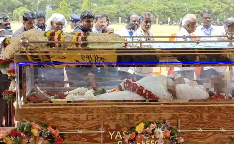 Fans thronged Mysuru to pay Their last Respects To legendary singer Janaki Photos9