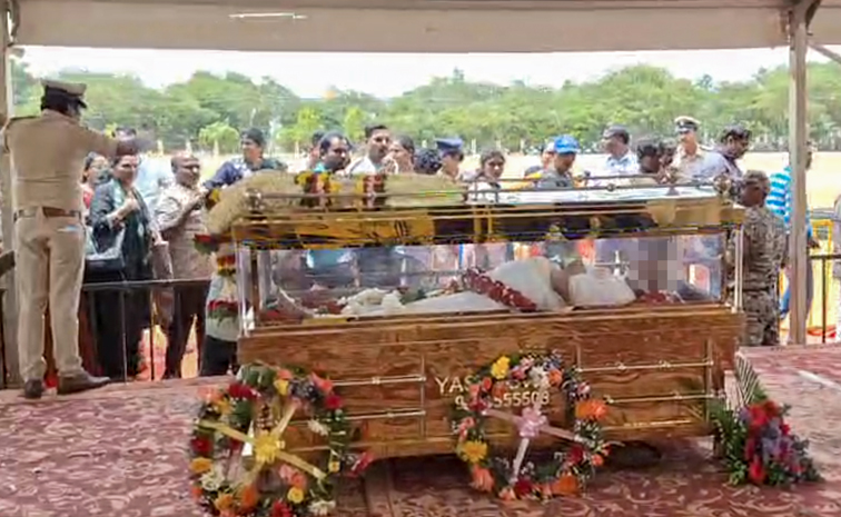 Fans thronged Mysuru to pay Their last Respects To legendary singer Janaki Photos10