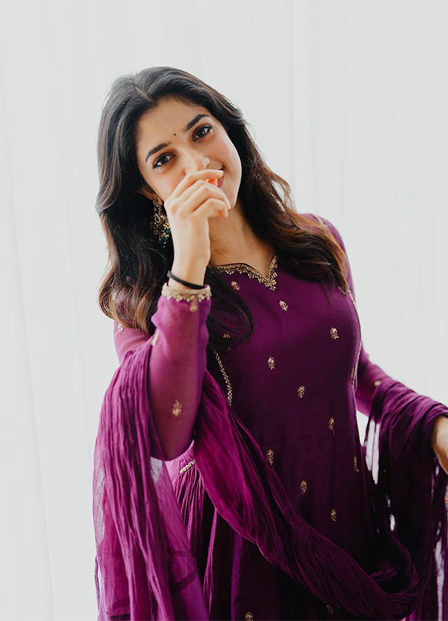 'Youth' Fame Meenakshi Dinesh's Stunning Looks (Photos)10
