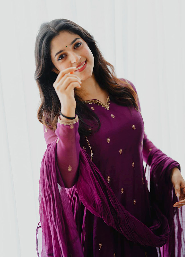 'Youth' Fame Meenakshi Dinesh's Stunning Looks (Photos)14