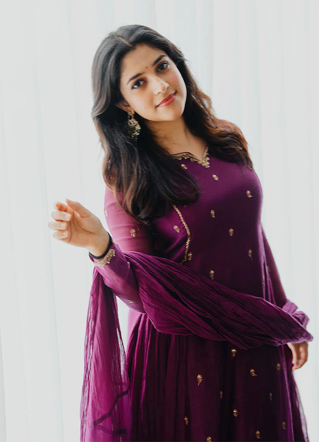 'Youth' Fame Meenakshi Dinesh's Stunning Looks (Photos)17