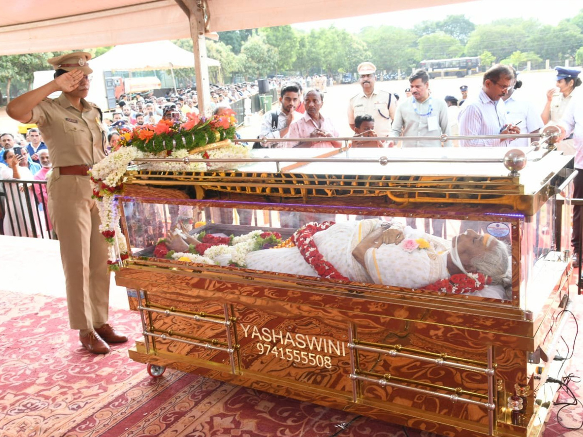 Fans thronged Mysuru to pay Their last Respects To legendary singer Janaki Photos6