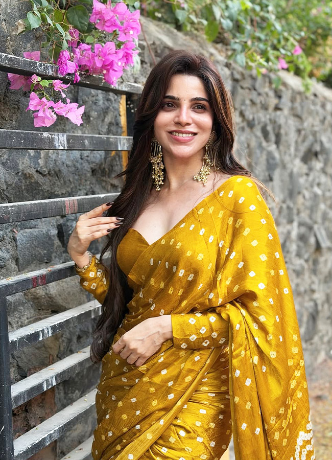 Kollywood Beauty Divya Bharathi Glamorous Looks in a Yellow Saree10