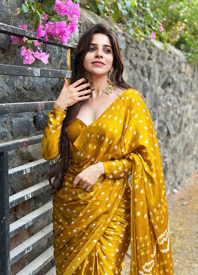 Kollywood Beauty Divya Bharathi Glamorous Looks in a Yellow Saree11