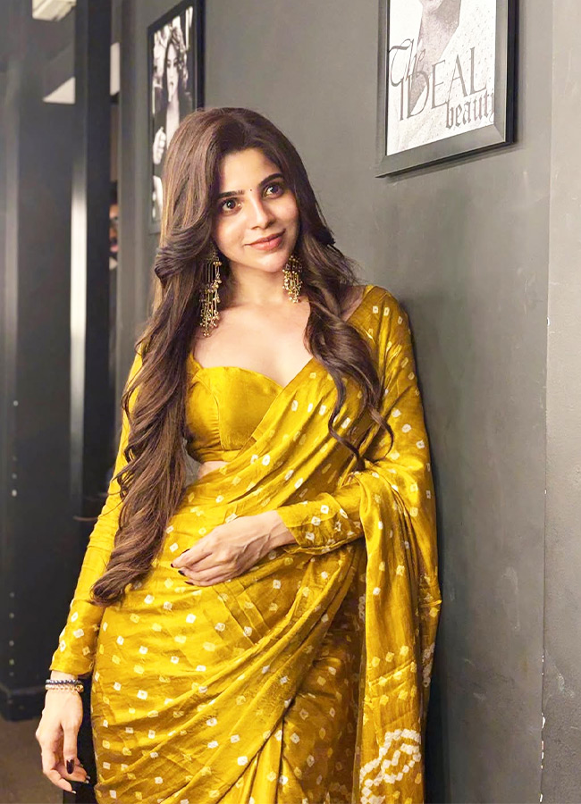 Kollywood Beauty Divya Bharathi Glamorous Looks in a Yellow Saree13