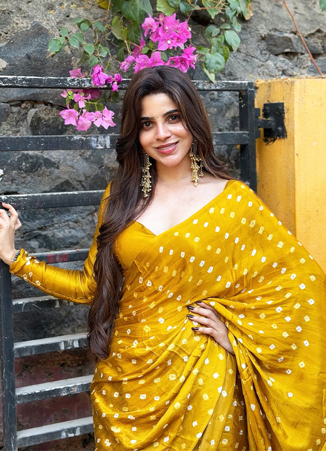 Kollywood Beauty Divya Bharathi Glamorous Looks in a Yellow Saree2