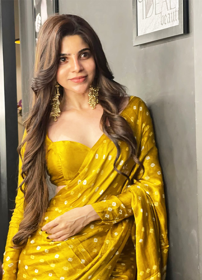Kollywood Beauty Divya Bharathi Glamorous Looks in a Yellow Saree3