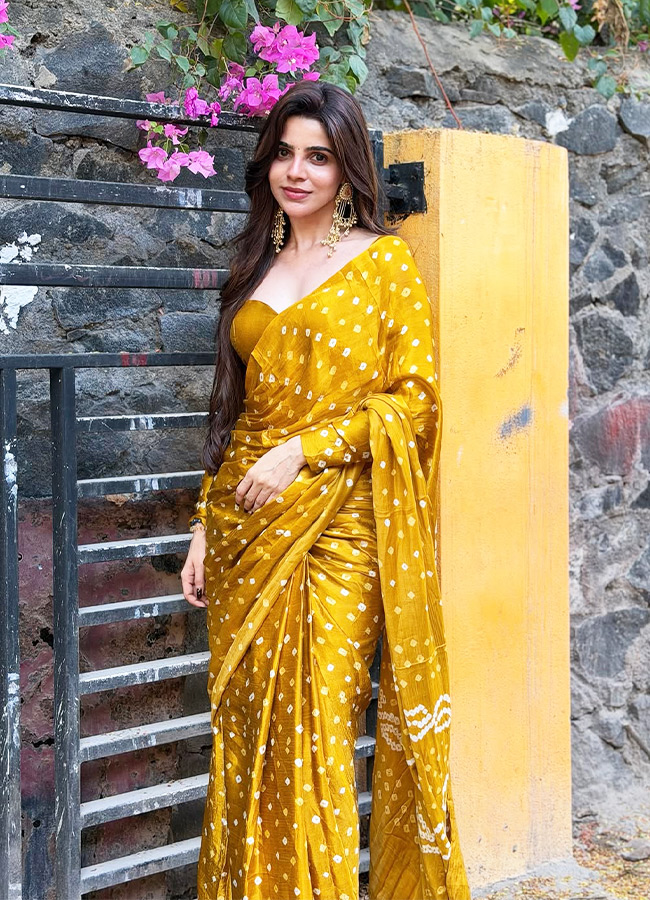 Kollywood Beauty Divya Bharathi Glamorous Looks in a Yellow Saree4