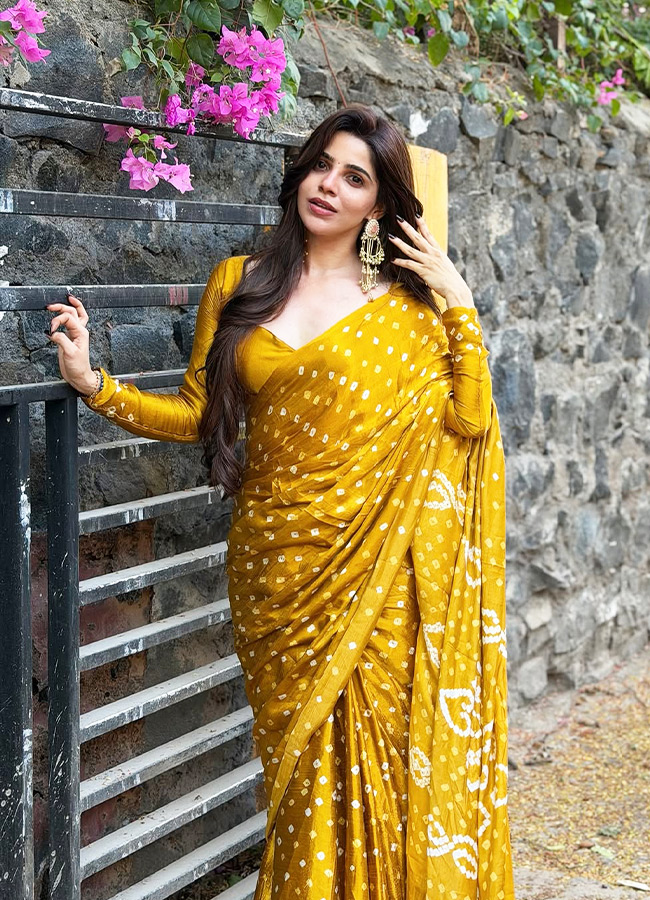 Kollywood Beauty Divya Bharathi Glamorous Looks in a Yellow Saree5