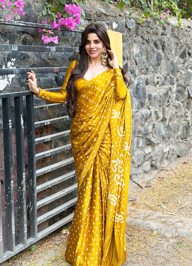 Kollywood Beauty Divya Bharathi Glamorous Looks in a Yellow Saree6
