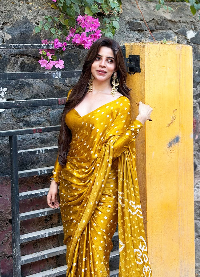 Kollywood Beauty Divya Bharathi Glamorous Looks in a Yellow Saree7