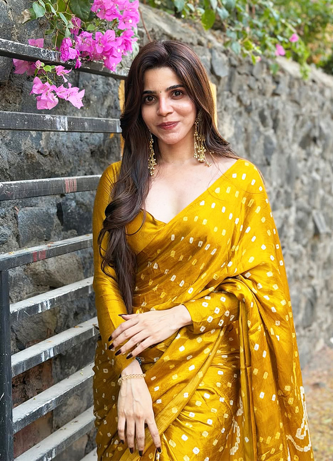 Kollywood Beauty Divya Bharathi Glamorous Looks in a Yellow Saree8