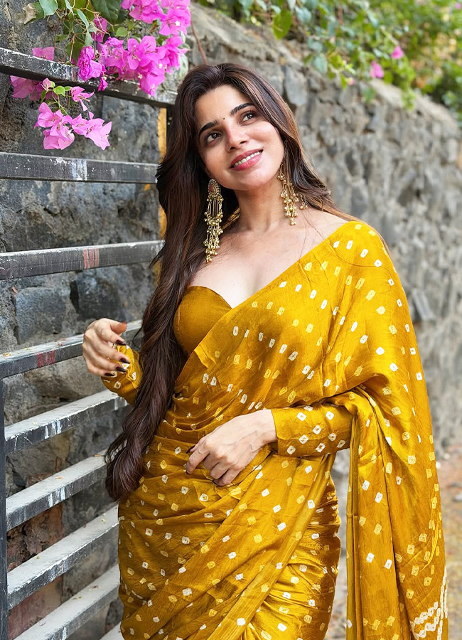 Kollywood Beauty Divya Bharathi Glamorous Looks in a Yellow Saree9