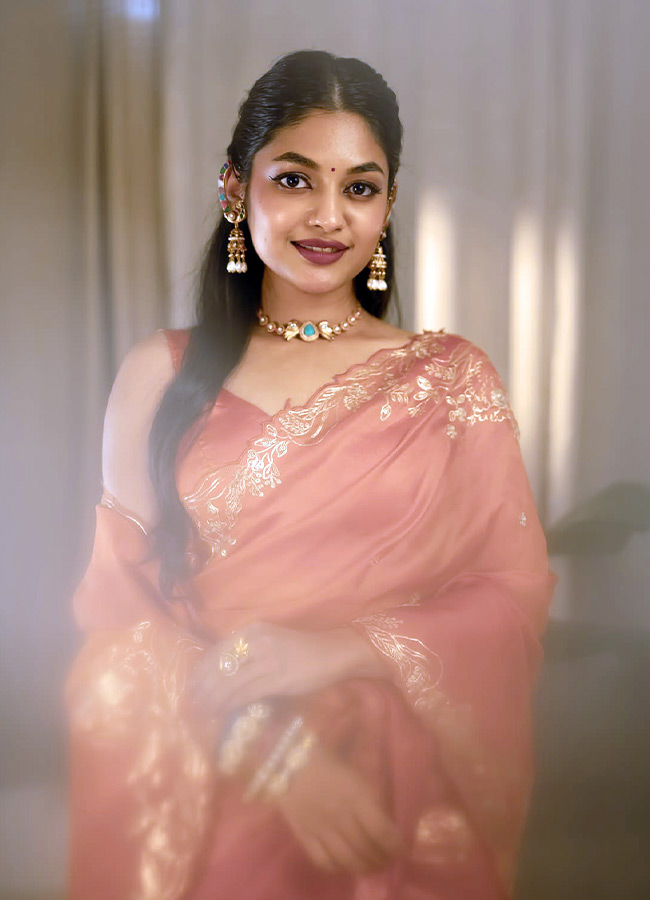 Single Movie Beauty Ivana Glamorous Pics4
