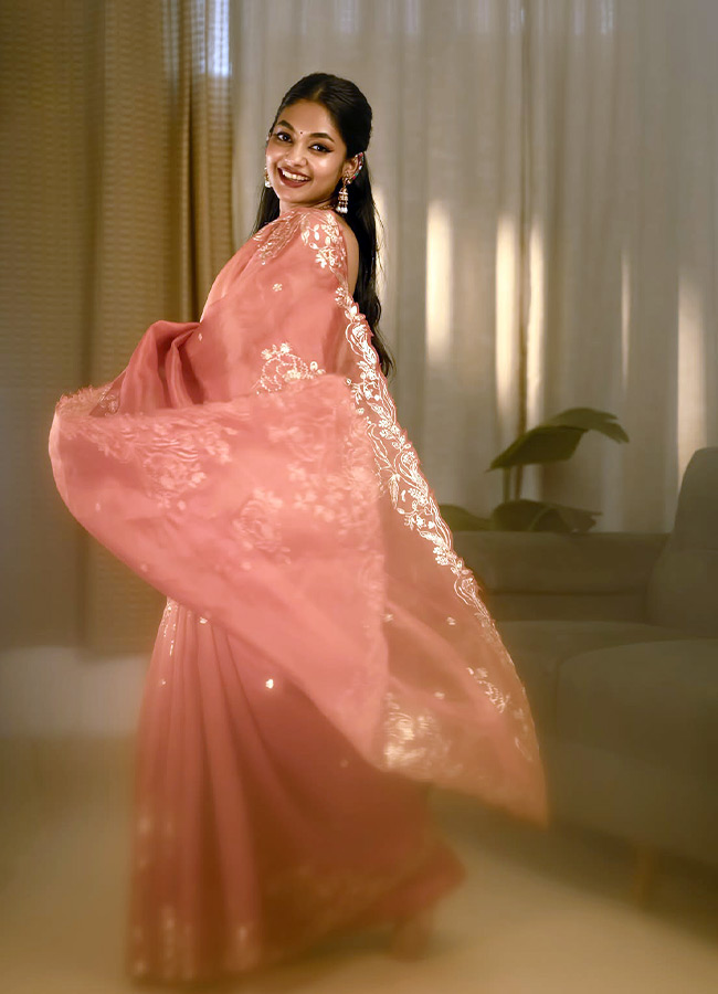 Single Movie Beauty Ivana Glamorous Pics7