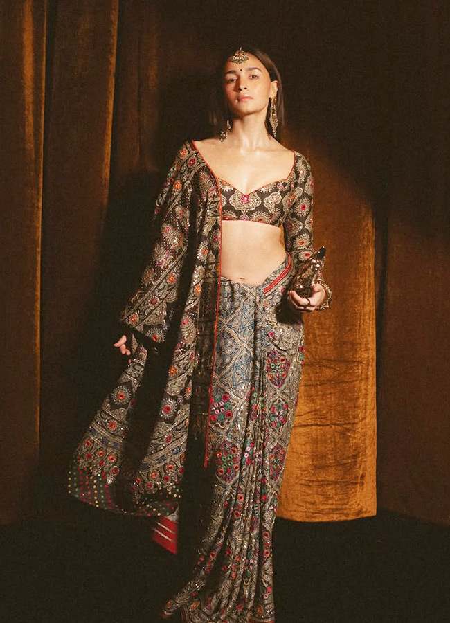 Bollywood Actress Alia Bhatt Steals the Spotlight at a Friend Party Photos Inside10