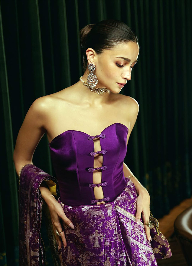 Bollywood Actress Alia Bhatt Steals the Spotlight at a Friend Party Photos Inside12