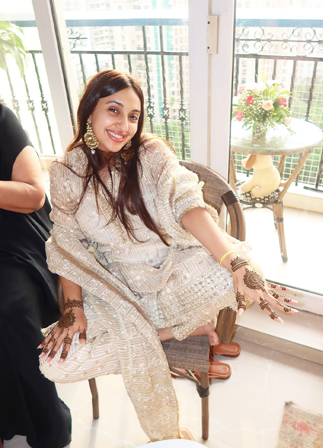 Bollywood Actress Alia Bhatt Steals the Spotlight at a Friend Party Photos Inside14
