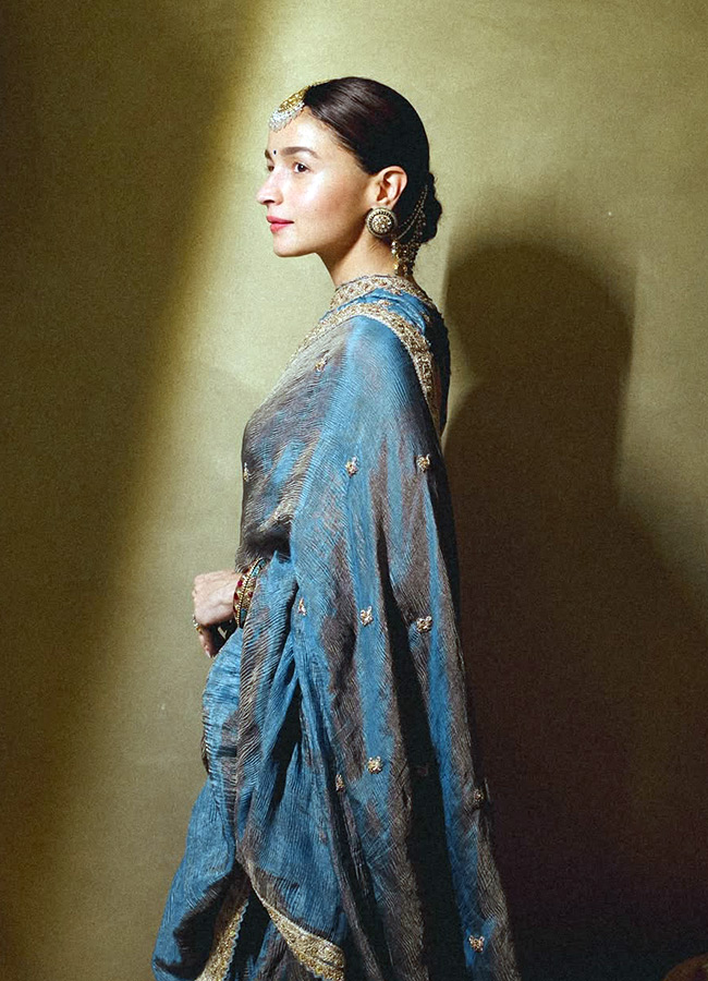 Bollywood Actress Alia Bhatt Steals the Spotlight at a Friend Party Photos Inside7