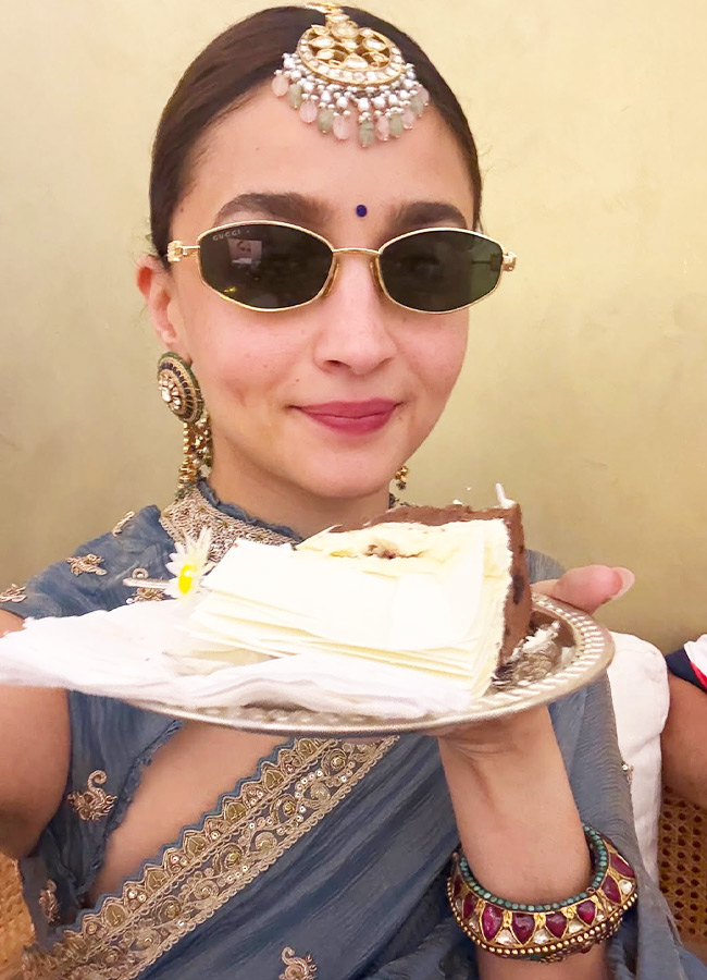 Bollywood Actress Alia Bhatt Steals the Spotlight at a Friend Party Photos Inside8