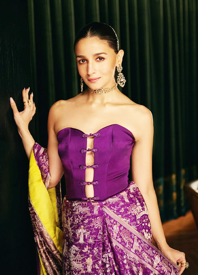 Bollywood Actress Alia Bhatt Steals the Spotlight at a Friend Party Photos Inside9