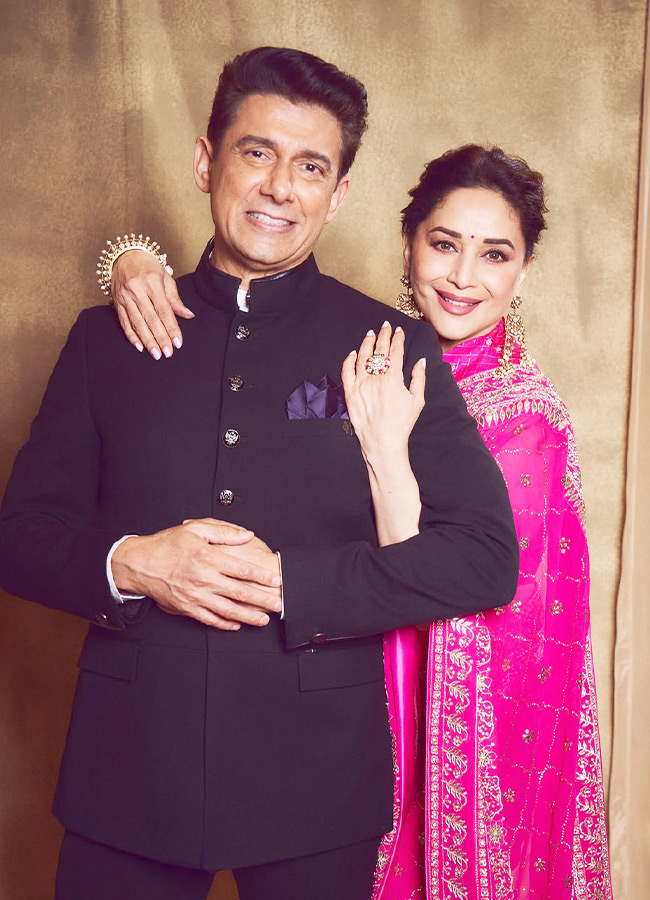 Bollywood Beauty Madhuri Dixit Stuns in a Pink Saree Photos3