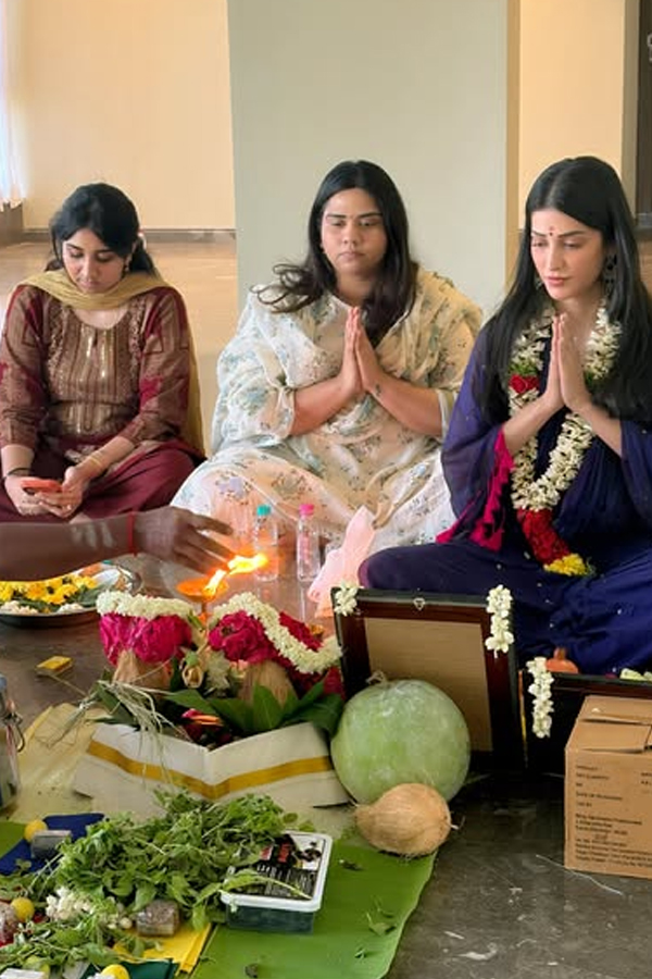 Shruti Haasan performs Housewarming pooja After moving in to Her New Chennai Home Photos5