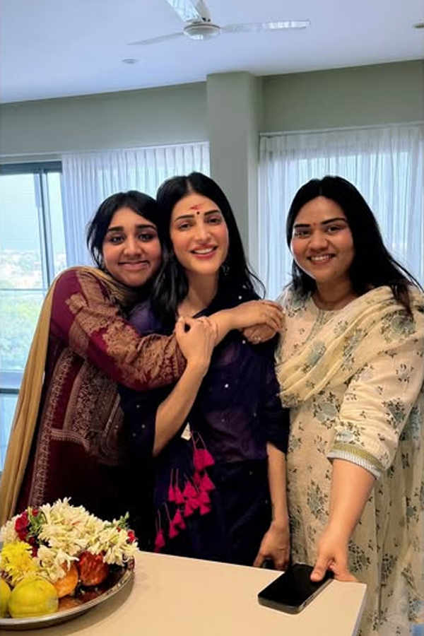 Shruti Haasan performs Housewarming pooja After moving in to Her New Chennai Home Photos8