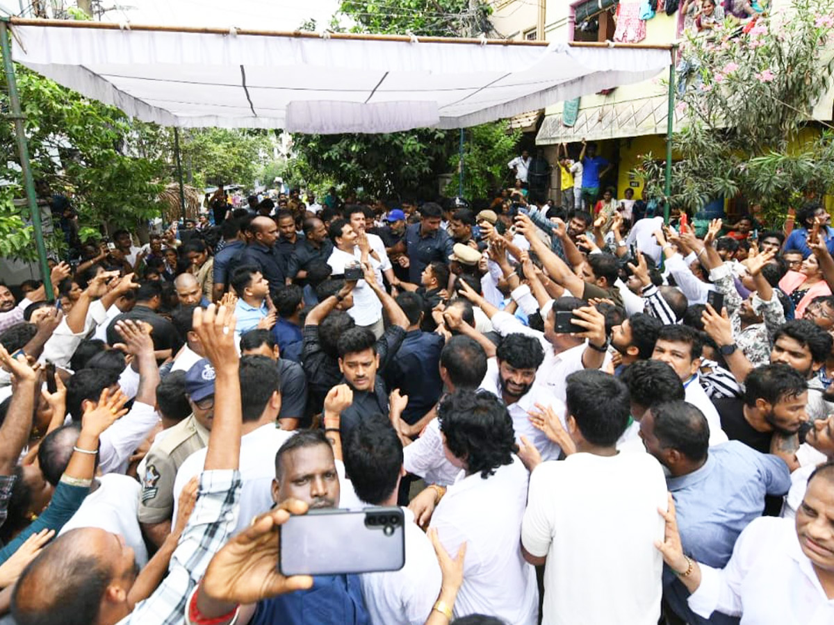 "YS Jagan Consoles Fishermen's Families"17