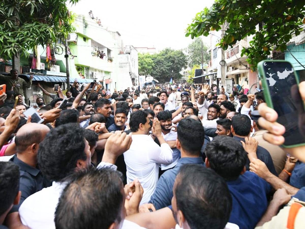 "YS Jagan Consoles Fishermen's Families"18
