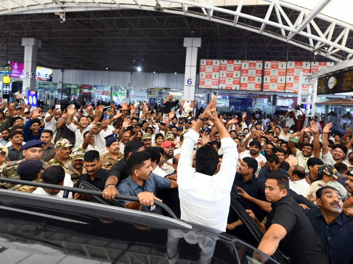 "YS Jagan Consoles Fishermen's Families"2