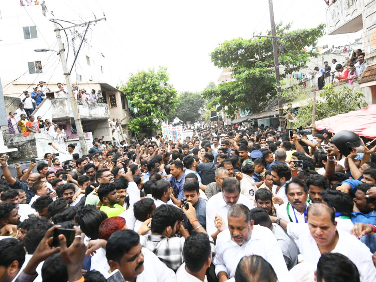 "YS Jagan Consoles Fishermen's Families"3