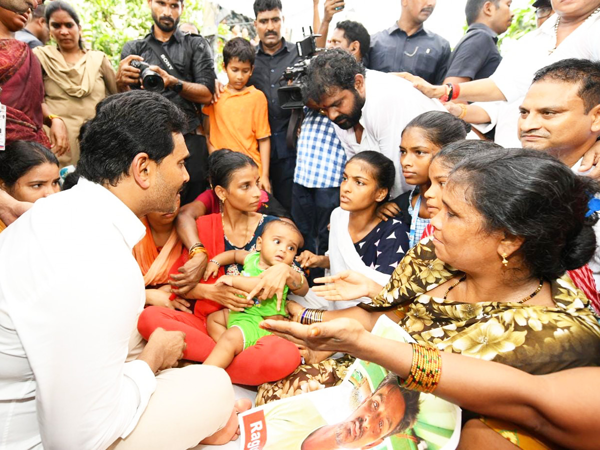 "YS Jagan Consoles Fishermen's Families"4