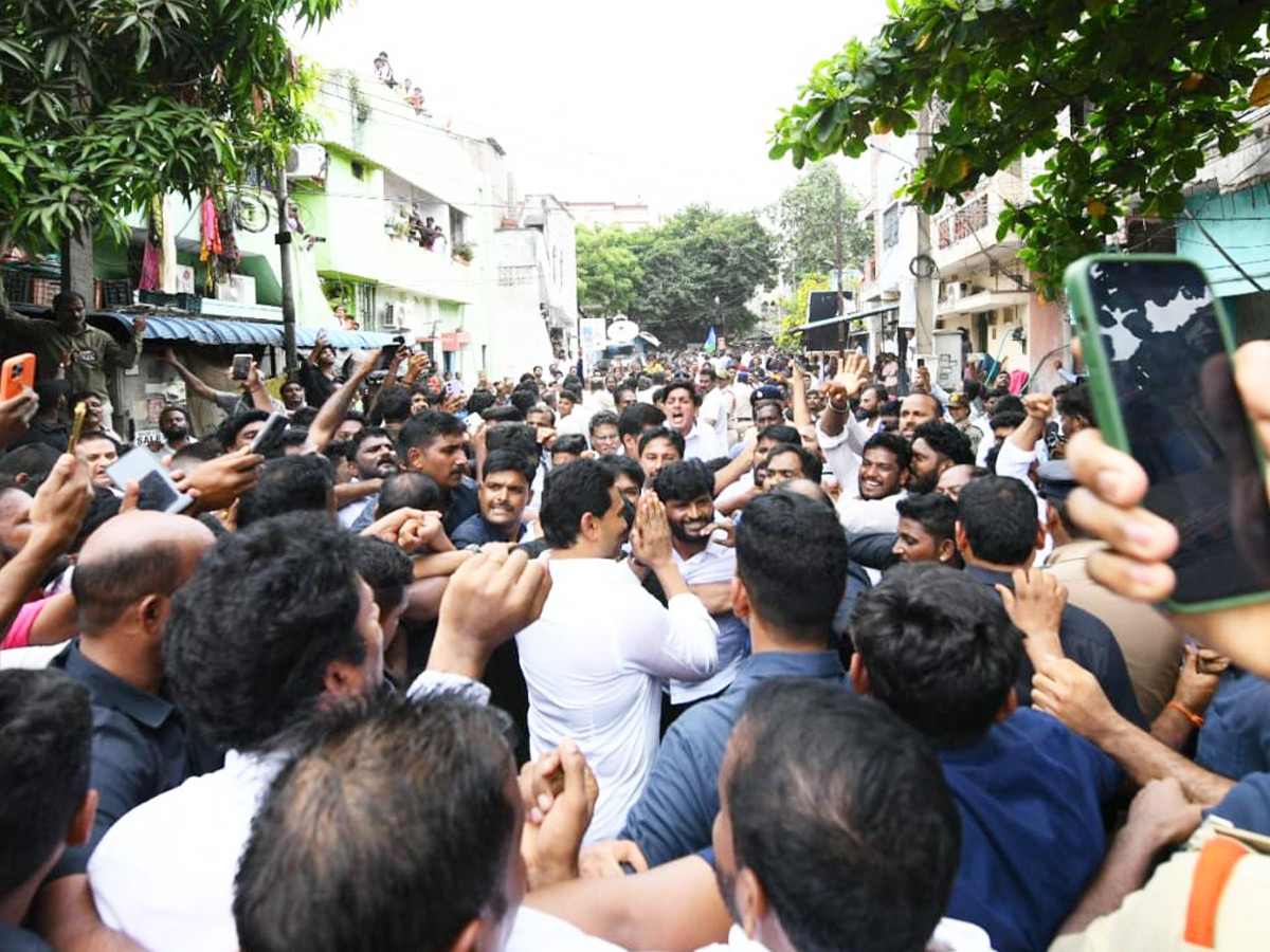"YS Jagan Consoles Fishermen's Families"8