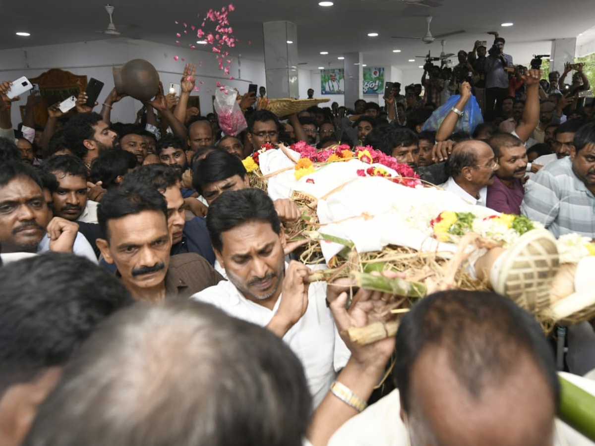 YS jagan Consoles Mudragada Padmanabham Family Photos1