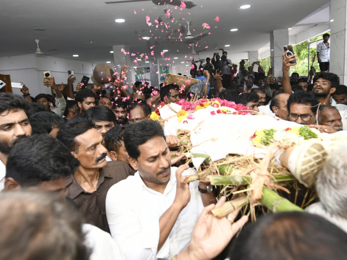 YS jagan Consoles Mudragada Padmanabham Family Photos2