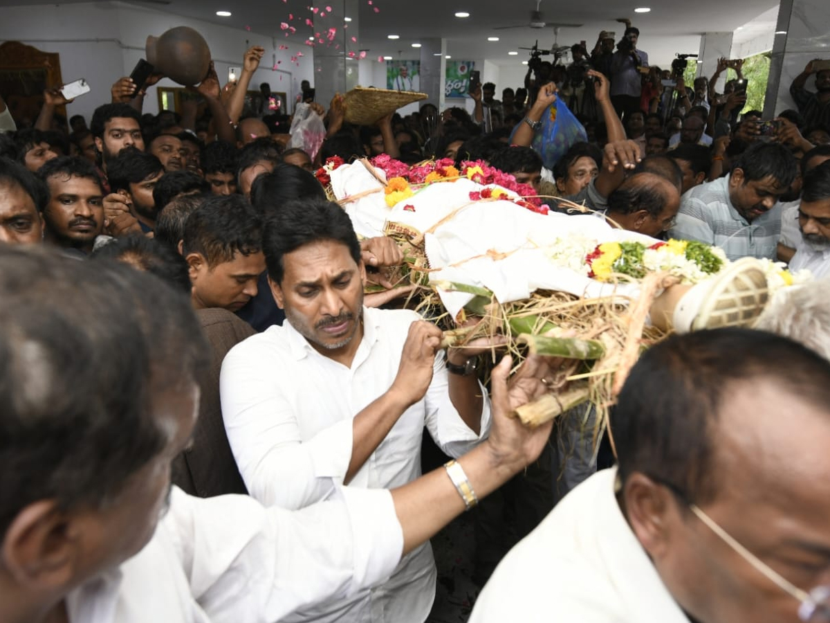 YS jagan Consoles Mudragada Padmanabham Family Photos4