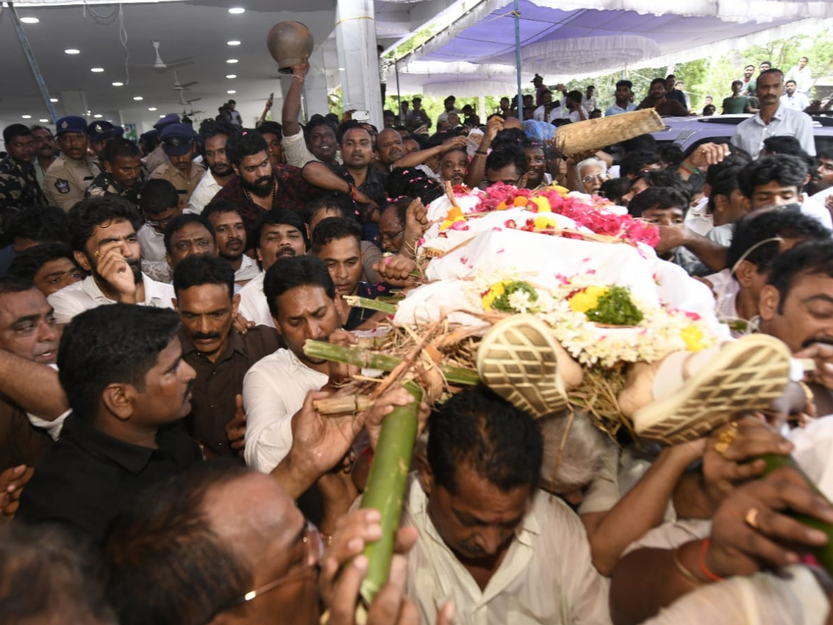 YS jagan Consoles Mudragada Padmanabham Family Photos5