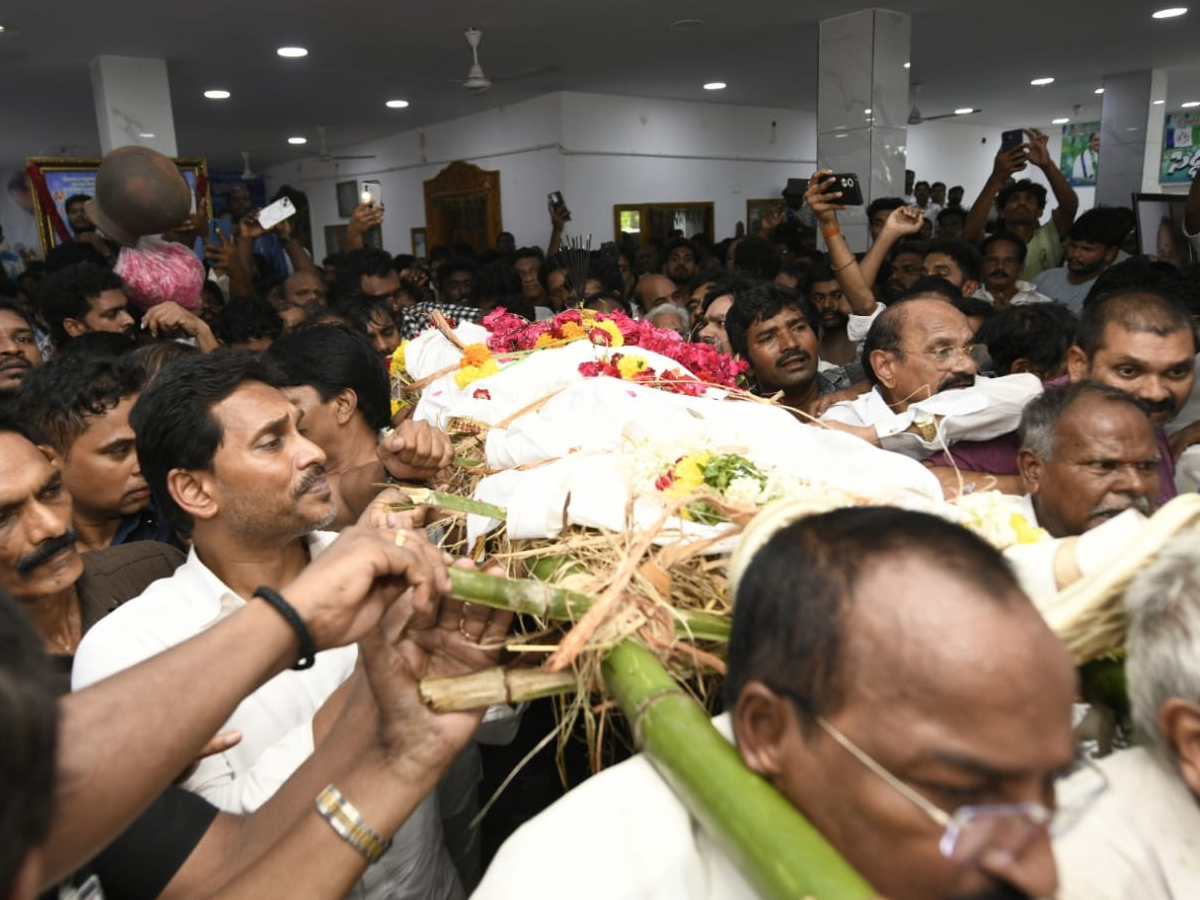 YS jagan Consoles Mudragada Padmanabham Family Photos6
